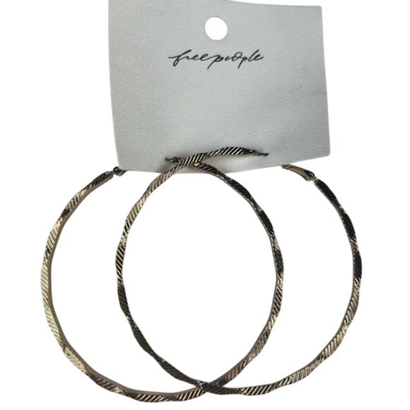 NWT $38 Free People Gold Twisted Hoop Earrings Large - Picture 1 of 3